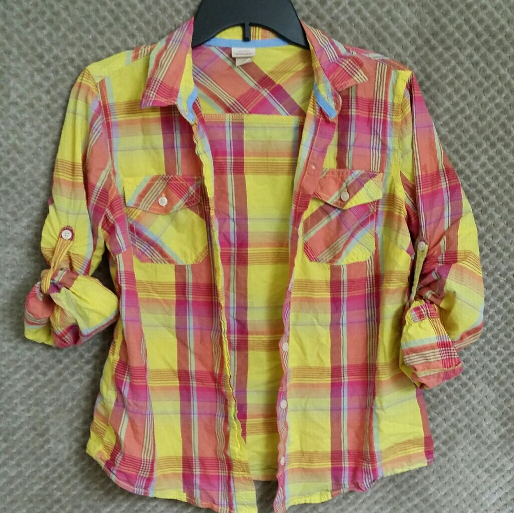 Women's plaid button up shirt